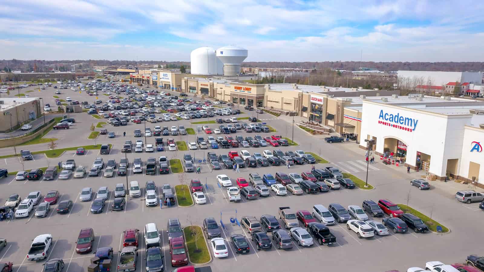 shopping plaza filled with cars in the parking lot in Kentucky